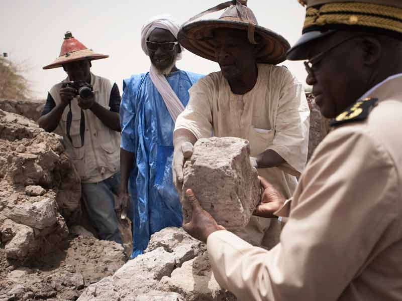 Ambassadors and representatives of Morocco, South Africa, the European Union, France, Germany, Switzerland and the World Bank brought their support to UNESCO’s #Unite4Heritage campaign in a visit to the World Heritage site of Timbuktu.