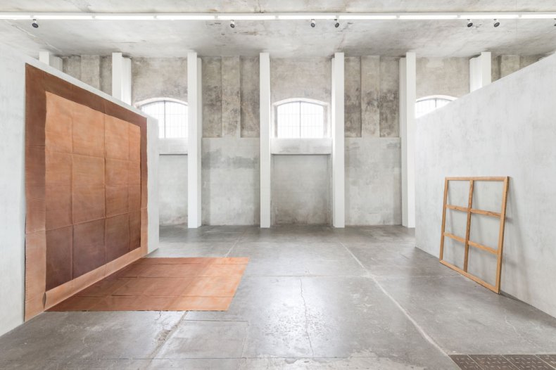 'Recto Verso' exhibition view at Fondazione Prada, Milan. Showing 'Sol / Mur' (1974) by Louis Cane (left) and 'Châssis avec feuille de plastique tendue' (1967), by Daniel Dezeuze (right) Photo: Delfino Sisto Legnani Studio. Courtesy Fondazione Prada.