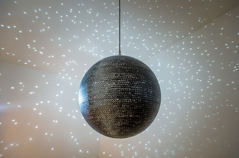 Fitting the entire universe into an art gallery