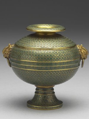 Ritual dou vessel with phoenix-shaped handles (Qing dynasty, reign of Emperor Yongzheng: 1723–35), by the Imperial Workshop, Beijing. Photo: © National Palace Museum, Taipei