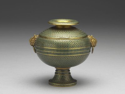 Ritual dou vessel with phoenix-shaped handles (Qing dynasty, reign of Emperor Yongzheng: 1723–35), by the Imperial Workshop, Beijing. Photo: © National Palace Museum, Taipei