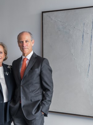 Patricia Phelps de Cisneros and Glenn D. Lowry, Director, The Museum of Modern Art, stand next to Alejandro Otero, 'Colored Lines on White Background' (1950) © 2016 Scott Rudd