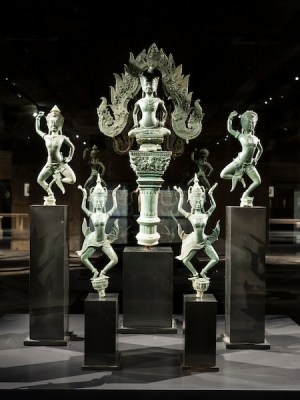 Set of bronzes representing Apsaras and a sitting deity, 12th century, Angkor Wat, installation view, Feuerle Collection, Berlin.. Photo: Thomas Meyer