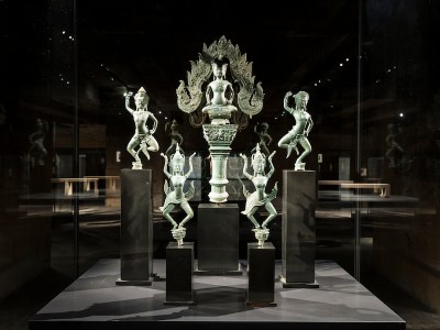 Set of bronzes representing Apsaras and a sitting deity, 12th century, Angkor Wat, installation view, Feuerle Collection, Berlin.. Photo: Thomas Meyer