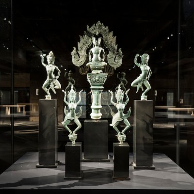 Set of bronzes representing Apsaras and a sitting deity, 12th century, Angkor Wat, installation view, Feuerle Collection, Berlin.. Photo: Thomas Meyer