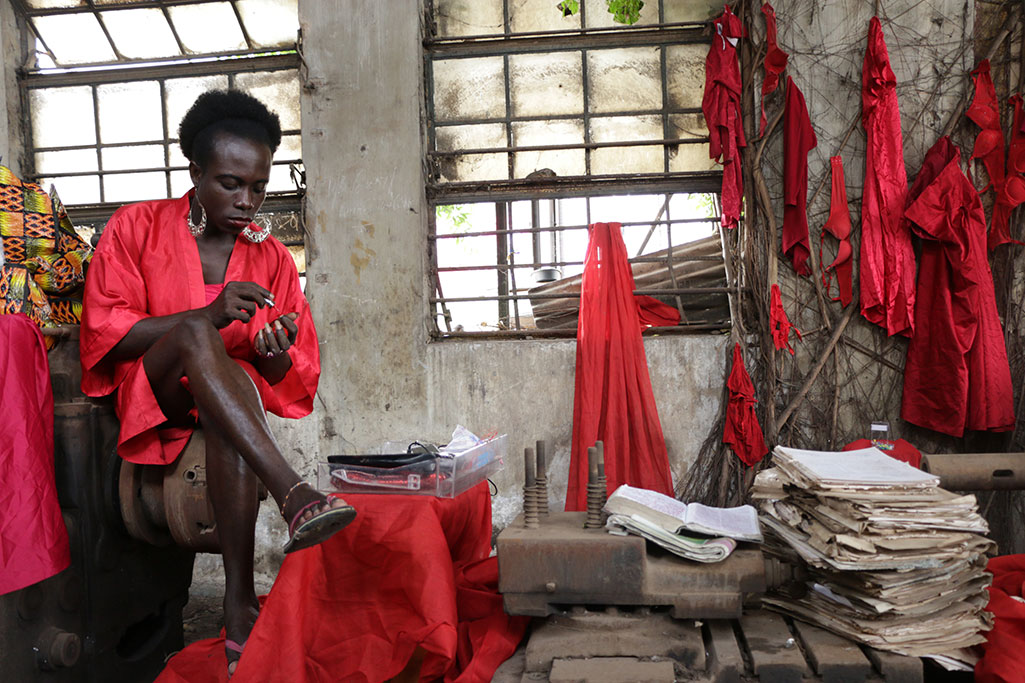 x in REd by crazinisT artisT: performance at blaxTARLINES, Kumasi (2016). Image courtesy the artist. Photo: Nii Okanta Ankrah