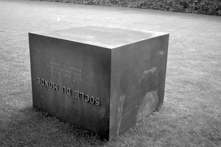 Monuments to mundanity at the Socle du Monde Biennale