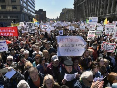 Demonstrators march during a protest in Moscow on 14 May, 2017, against the city's controversial plan to knock down Soviet-era apartment blocks and redevelop the old neighbourhoods. ALEXANDER NEMENOV/AFP/Getty Images