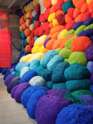 Scalata al di la dei terreni cromatici / Escalade Beyond Chromatic Lands (2016–17), Sheila Hicks. Photo: Italo Rondinella, courtesy La Biennale di Venezia