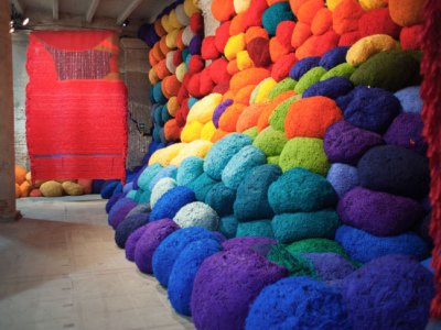 Scalata al di la dei terreni cromatici / Escalade Beyond Chromatic Lands (2016–17), Sheila Hicks. Photo: Italo Rondinella, courtesy La Biennale di Venezia