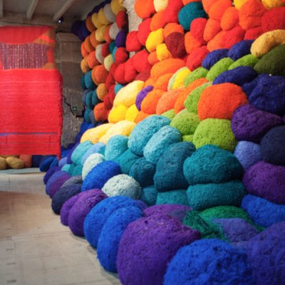 Scalata al di la dei terreni cromatici / Escalade Beyond Chromatic Lands (2016–17), Sheila Hicks. Photo: Italo Rondinella, courtesy La Biennale di Venezia