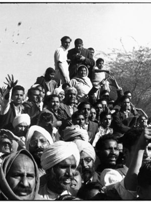 Gandhi's funeral. Crowds gathered between Birla House and the cremation ground, throwing flowers (1948), Henri Cartier-Bresson. © Henri Cartier-Bresson/Magnum Photos
