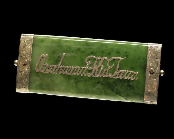 Broche. © Kura Pounamu marketing images Te Papa