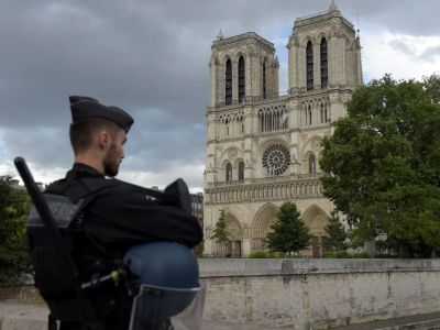 A French gendarme outsdie Notre-Dame cathedral in Paris on 6 June, 2017. Police shot and injured a man who attacked an officer with a hammer. Photo: BERTRAND GUAY/AFP/Getty Images