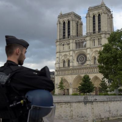 A French gendarme outsdie Notre-Dame cathedral in Paris on 6 June, 2017. Police shot and injured a man who attacked an officer with a hammer. Photo: BERTRAND GUAY/AFP/Getty Images