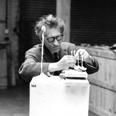 Giacometti working on Four Figurines on a Stand at the Tate Gallery, 1965, © ARS, NY and DACS, London 2017