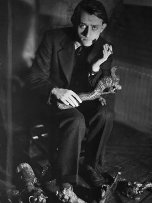 Andre Malraux holding a Khmer sculpture, Photo: © Bettmann/Getty Images