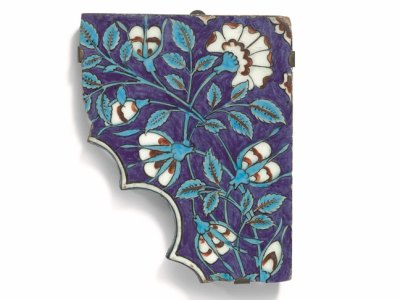 Iznik pottery tile spandrel fragment (c. 1560–80), Turkey. Sotheby's London, £7,000–10,000. © Sotheby's