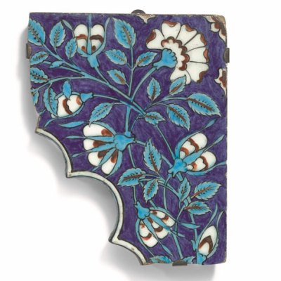 Iznik pottery tile spandrel fragment (c. 1560–80), Turkey. Sotheby's London, £7,000–10,000. © Sotheby's