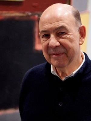 Anthony d’Offay in front of ‘untitled: upturnedhouse 2’ (2012) by Phyllida Barlow, at Tate Modern, London on 14 January 2016. Photo: NIKLAS HALLE'N/AFP/Getty Images