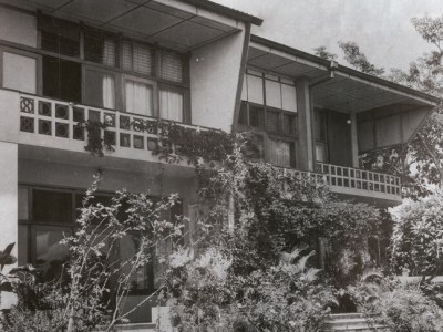 The north side of the Karunaratne House in Kandy, designed by Minnette de Silva and completed in 1950 (photo: early 1950s)