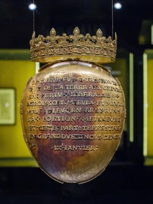 Gold reliquary of Anne of Brittany's heart.