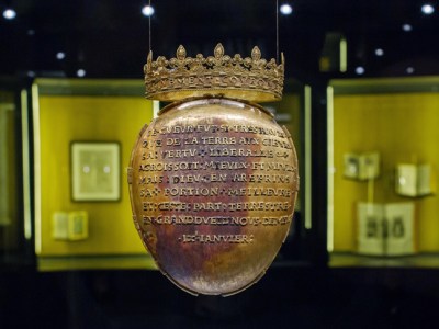 Gold reliquary of Anne of Brittany's heart.