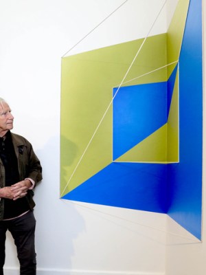 Brian O’Doherty with ’Rope Drawing #128: Flipped Corner (Green/Blue)’ (2017) at IMMA, Dublin, 2018.