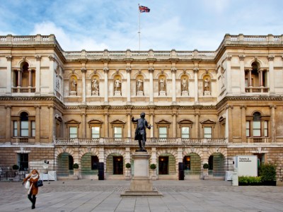 Alfred Drury’s statue of Sir Joshua Reynolds, first President of the Royal Academy, in front of the façade of Burlington House.