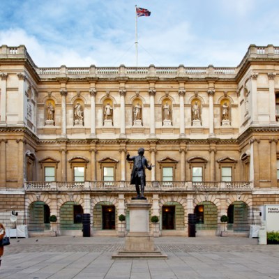 Alfred Drury’s statue of Sir Joshua Reynolds, first President of the Royal Academy, in front of the façade of Burlington House.