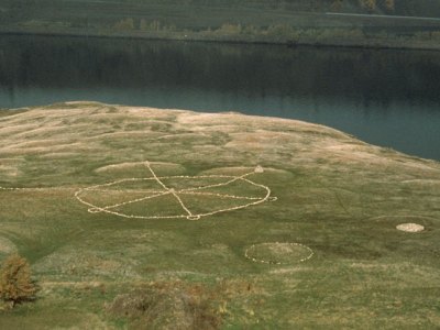 Stone Alignments/Solstice Cairns (1979), Michelle Stuart.