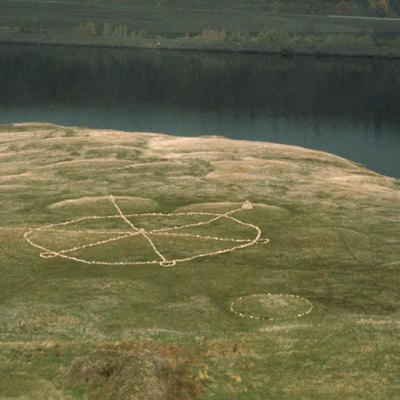 Stone Alignments/Solstice Cairns (1979), Michelle Stuart.