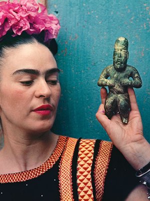 Frida Kahlo with Olmec figurine (1939), Nickolas Muray.