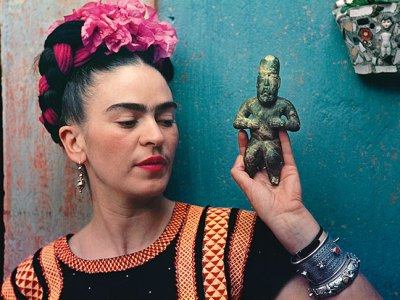 Frida Kahlo with Olmec figurine (1939), Nickolas Muray.