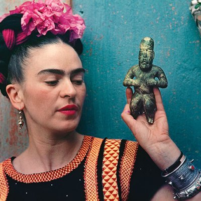 Frida Kahlo with Olmec figurine (1939), Nickolas Muray.