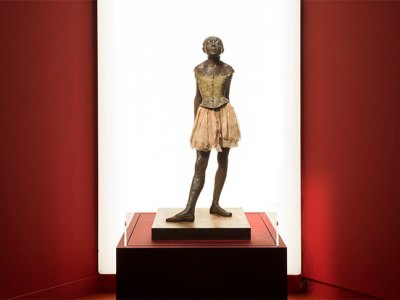 Petite danseuse de quatorze ans (1881; cast in 1921–31), Edgar Degas. Installation view of ‘In Colour: Polychrome Sculpture in France 1850–1910’ at the Musée d’Orsay, Paris.