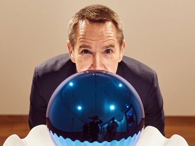 Jeff Koons with his sculpture Gazing Ball (Birdbath) (2013) at the Ashmolean, Oxford in 2019.