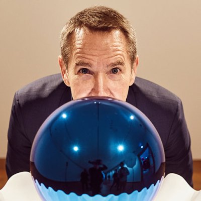 Jeff Koons with his sculpture Gazing Ball (Birdbath) (2013) at the Ashmolean, Oxford in 2019.