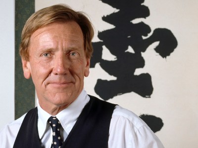 Edmund Capon, pictured with a calligraphy painting from his own collection in 1999.