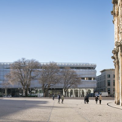 The Musée de la Romanité, completed in 2018, sits on the Boulevard des Arènes, across from the 1st-century amphitheatre.