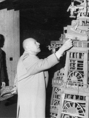 Jean Dubuffet in front of a sculpture by Émile Ratier at the Collection de l’Art Brut in Lausanne, in February 1976. Photo: Jean-Jacques Laesar; Archives de la Collection de l'Art Brut, Lausanne