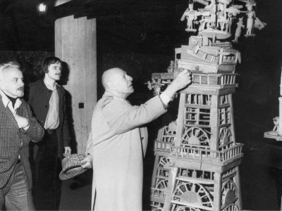 Jean Dubuffet in front of a sculpture by Émile Ratier at the Collection de l’Art Brut in Lausanne, in February 1976. Photo: Jean-Jacques Laesar; Archives de la Collection de l'Art Brut, Lausanne