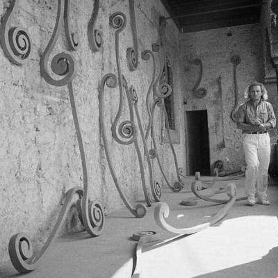 Eliseo Mattiacci with an installation of his Roma sculptures at the Palazzo Mazzancolli, Italy, in 1982.