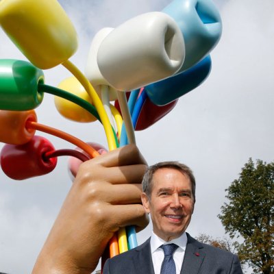 Jeff Koons poses in front of his Bouquet of Tulips in Paris on 4 October 2019.