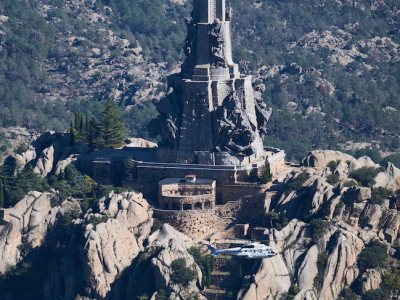 A helicopter transports the remains of Francisco Franco from the Valley of the Fallen.