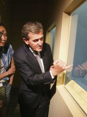 Neil MacGregor, then director of the British Museum, at ‘Art and Empire: Treasures from Assyria in the British’, an exhibition at the Shanghai Museum in 2006.
