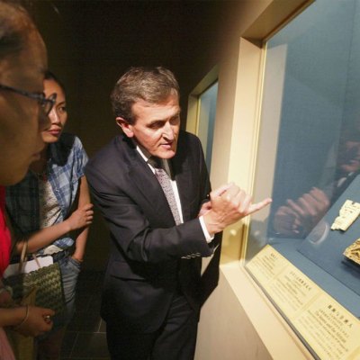 Neil MacGregor, then director of the British Museum, at ‘Art and Empire: Treasures from Assyria in the British’, an exhibition at the Shanghai Museum in 2006.
