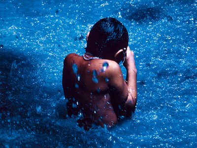 The young Susi Korihana Theri swimming, infrared film, Catrimani, Roraima (1972–74), Claudia Andujar.