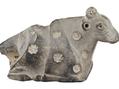 Reclining cow, Jemdet Nasr period, 3300–3000 BC, Uruk, Iraq. Vorderasiatisches Museum, Berlin, Photo: Olaf M. Tessmer; © Staatliche Museen zu Berlin, Vorderasiatisches Museen