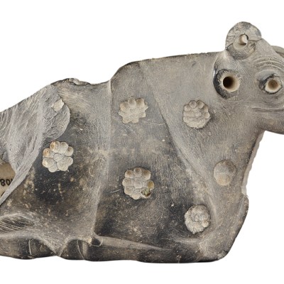 Reclining cow, Jemdet Nasr period, 3300–3000 BC, Uruk, Iraq. Vorderasiatisches Museum, Berlin, Photo: Olaf M. Tessmer; © Staatliche Museen zu Berlin, Vorderasiatisches Museen